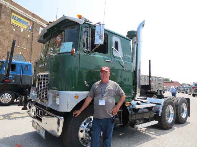 Mike Bogan junto a su bien cuidado Mack C700 de 1978.